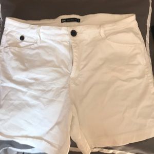 Excellent condition size 14 white  shorts!